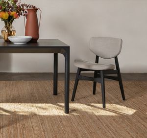 ZOE, Silla de madera con asiento y respaldo acolchados.