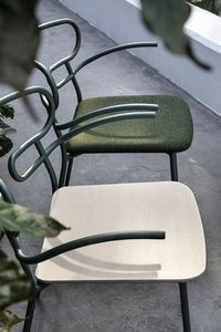 ART. 0048-MET GENOA, Silla de metal con reposabrazos, asiento de madera.