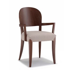 Squero P, Silla de madera con reposabrazos y asiento acolchado.