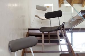 Cosmo W, Silla moderna con asiento y respaldo acolchado, marco de madera