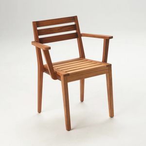 Silla apilable MD2, Silla de exterior con reposabrazos, apilable, en madera de iroko