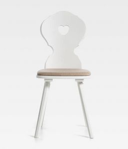 Monaco, Silla de madera con corazn decorativo