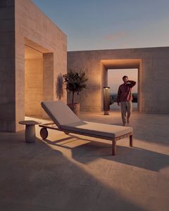 LYKOS, Tumbona de madera de teca, de l�neas esenciales