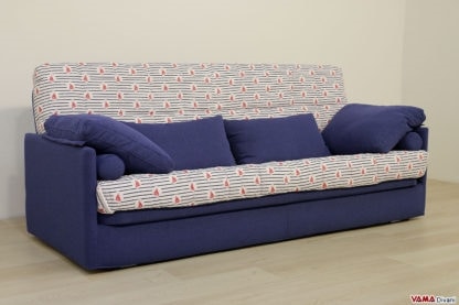 Un sofá cama doble con abertura plegable.