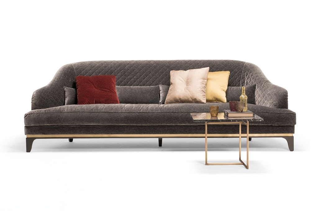 Sofá grande con cojines decorativos. | IDFdesign