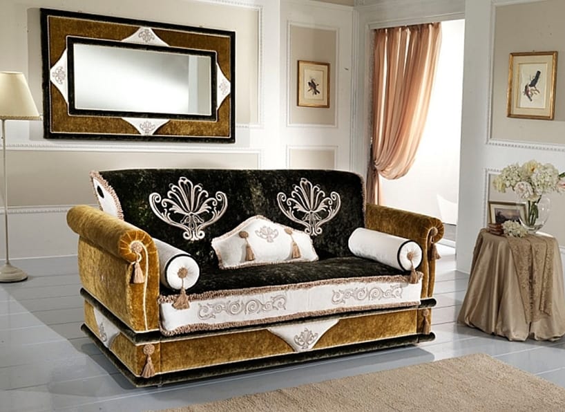Sofá con cojines decorativos