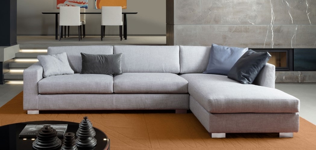 Angular sofá elegante en poliuretano, pies de madera | IDFdesign
