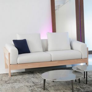 Kuba Lux, Sofá de madera con un diseño minimalista