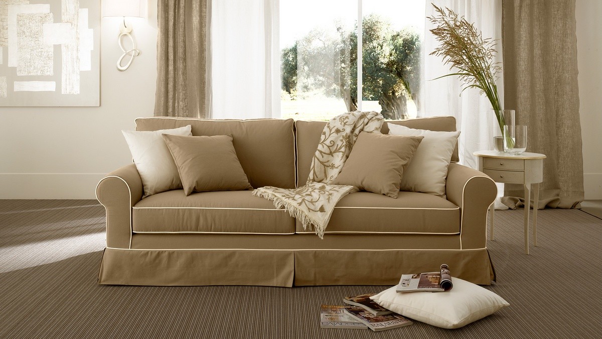 Mullido sofá en poliuretano, almohadas de plumas | IDFdesign