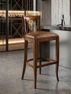 Art. 1490V2/B, Taburete de madera, respaldo con talla, estilo cl�sico.