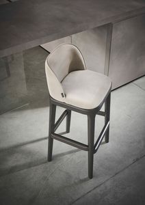 Dambl�, Taburete de madera con respaldo y asiento acolchados.