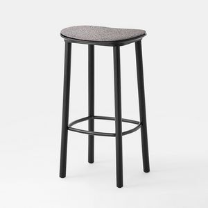 Kalt stool, Taburete de madera con asiento acolchado.