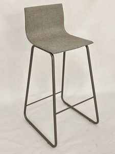 Gio Ron, Taburete acolchado, con estructura met�lica tipo trineo.