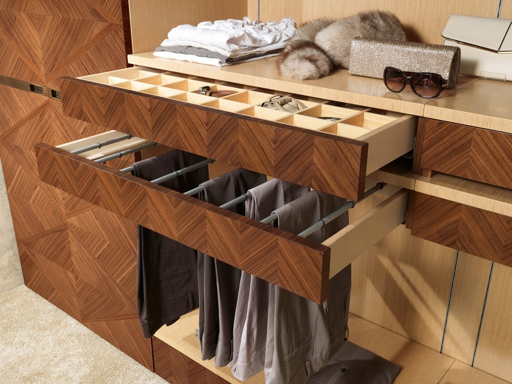 Walk-in closet con muebles de madera maciza de arce y chapada para