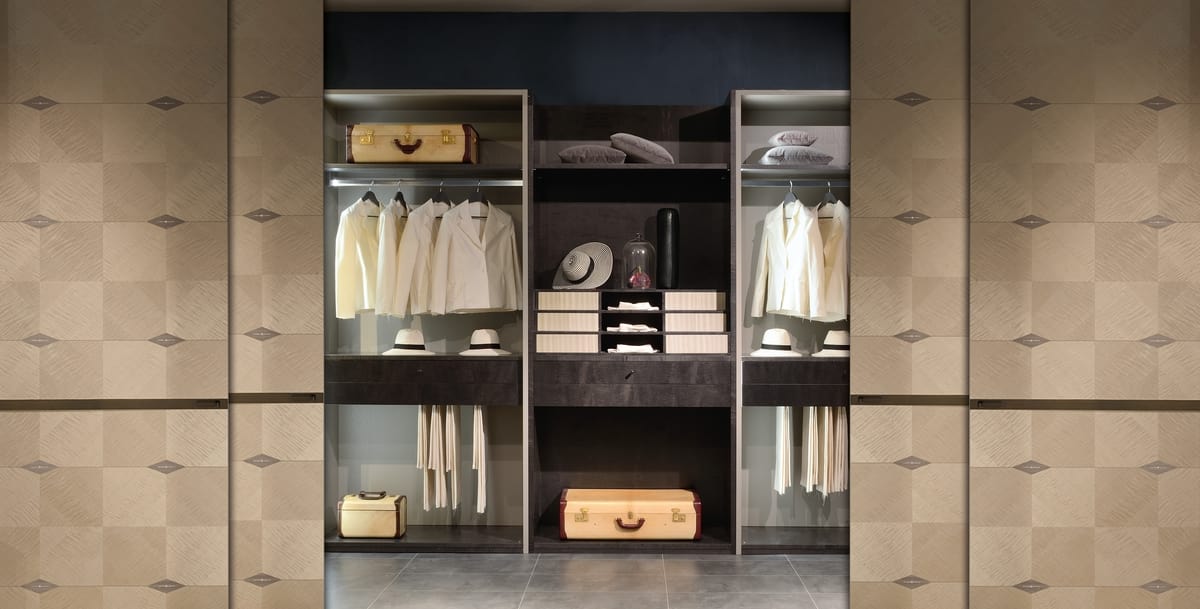 Walk-in closet con muebles de madera maciza de arce y chapada para