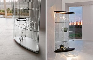 GRACÌA, Su exhibición de muebles en vidrio curvado, de moderna sala de estar