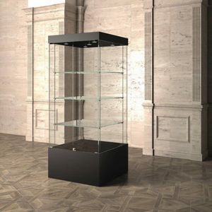Museum MU/80, Vitrina con estantes de vidrio.