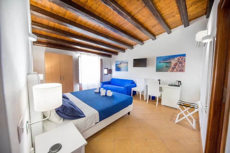 Muebles para habitaciones de hotel en Cefal� (PA), Italia
