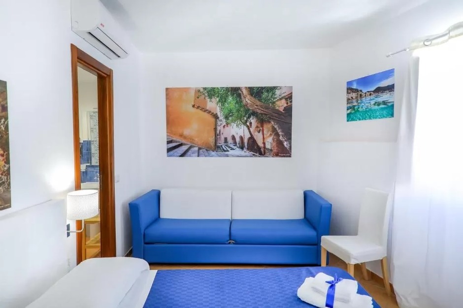 Muebles para habitaciones de hotel en Cefal� (PA), Italia