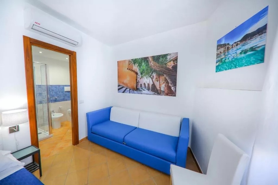 Muebles para habitaciones de hotel en Cefal� (PA), Italia