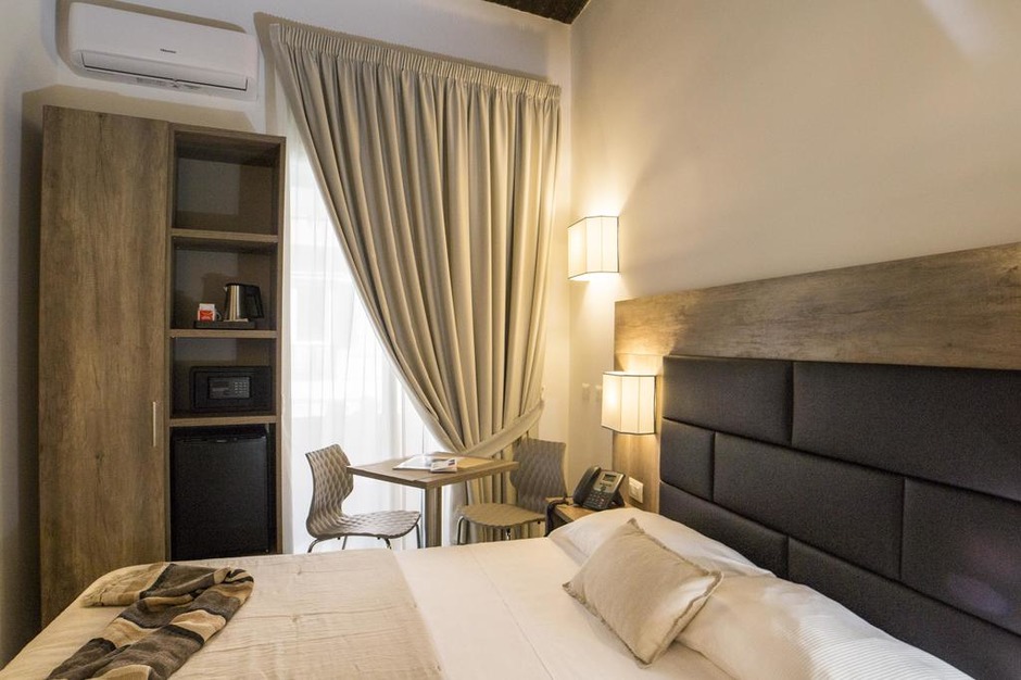 Muebles para habitaciones de hotel en N�poles, Italia