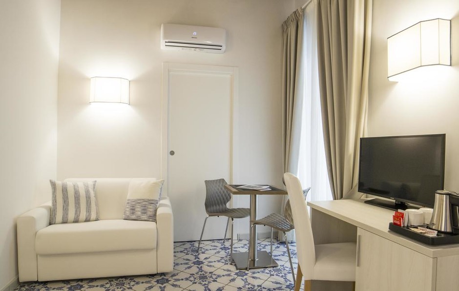 Muebles para habitaciones de hotel en N�poles, Italia