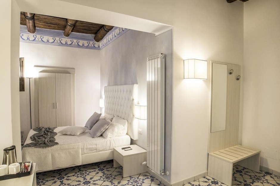 Muebles para habitaciones de hotel en N�poles, Italia
